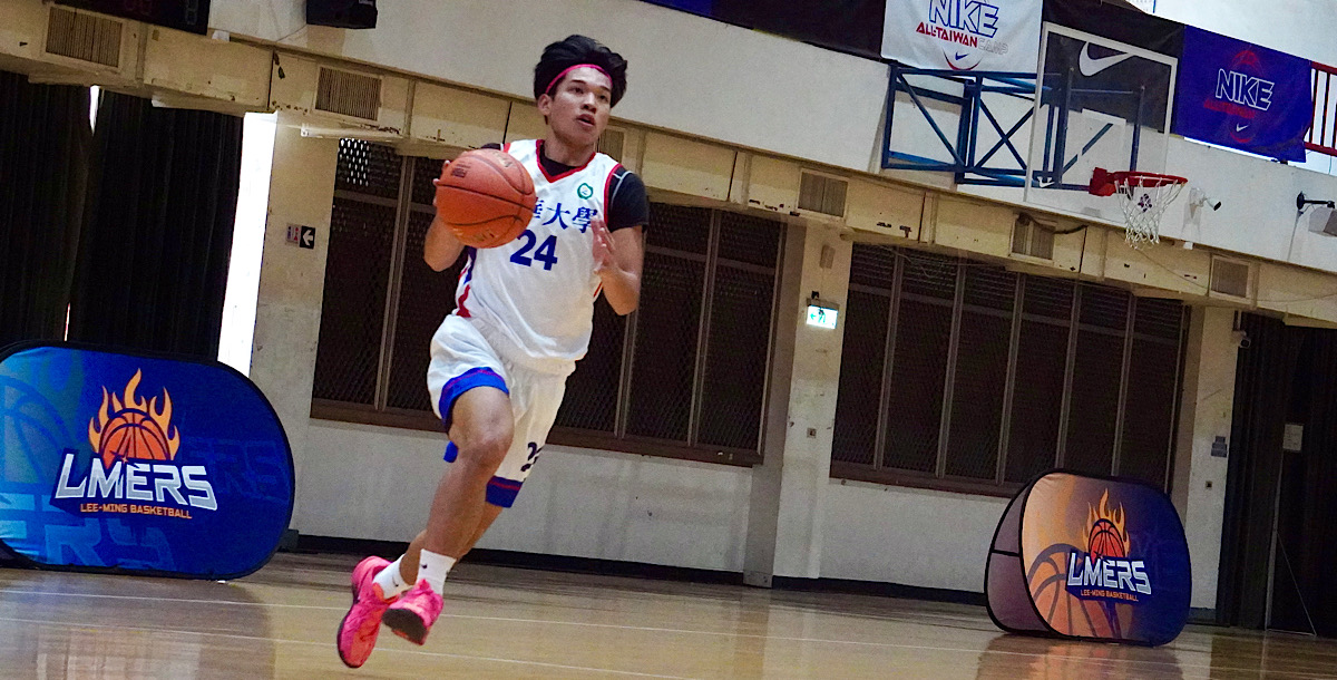 東華曾聖力在籃下積極爭搶，為球隊創造多次二波進攻。攝/孫千筑