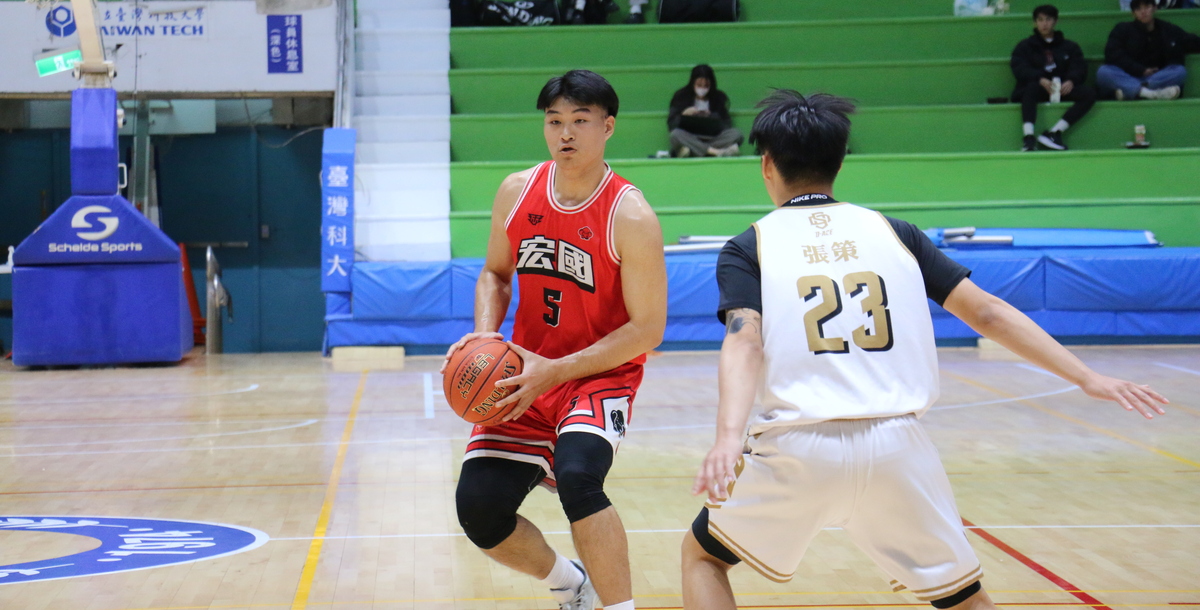 德霖陳坤逸本場攻下17分，展現禁區優勢。 攝/陳佑嘉