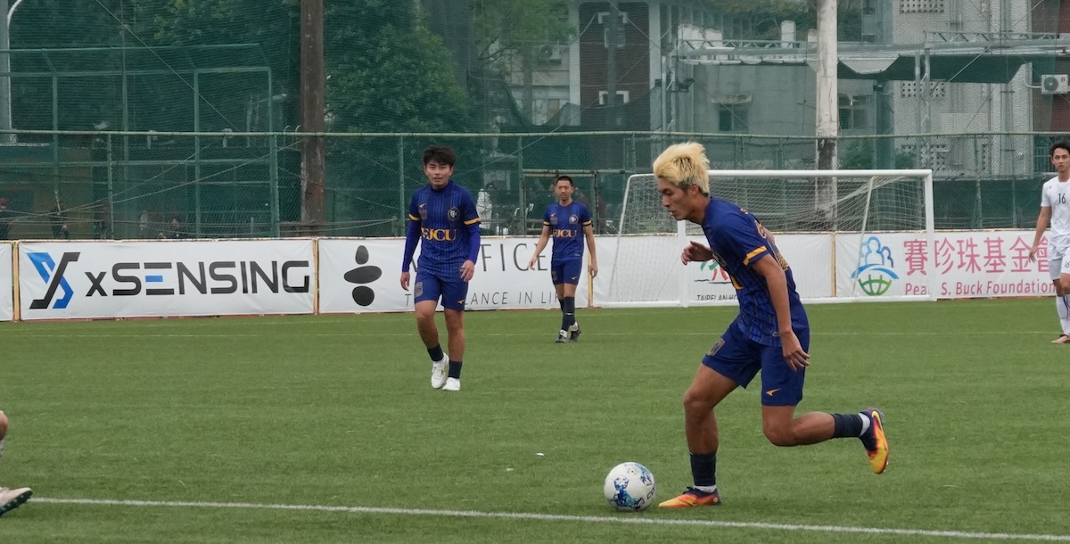 輔仁黃偉傑積極突破，終場前連續破門擴大比分。攝/李亭葳