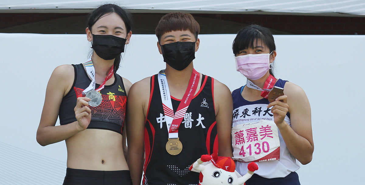 110年全大運一般女生組跳高獎牌得主，臺北商大林葳柔（左）、中華醫大廖苡辰（中）與屏東科大蕭嘉美（右）。攝/黃靖玟