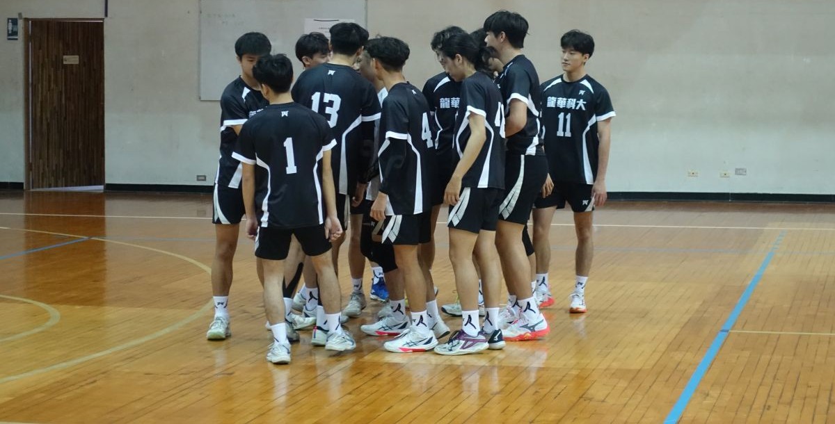 龍華科大賽前聚集喊聲。攝/賴宥棣 (另開新視窗)