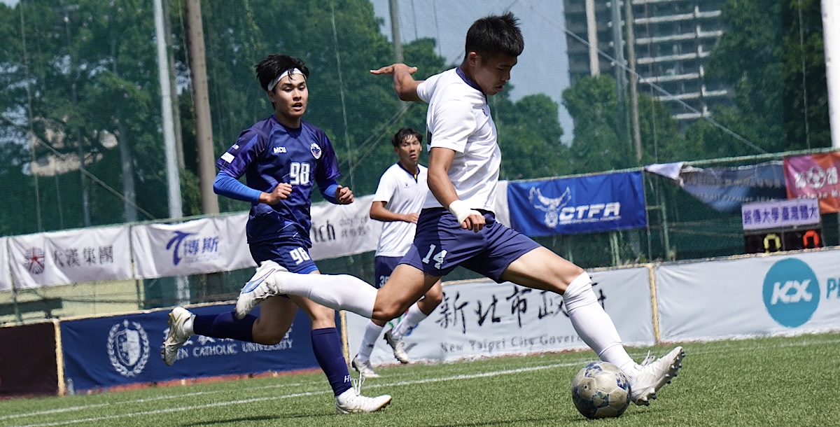 臺體鄭凱議（白）「放鬆踢」，完成梅開二度。攝/孫千筑