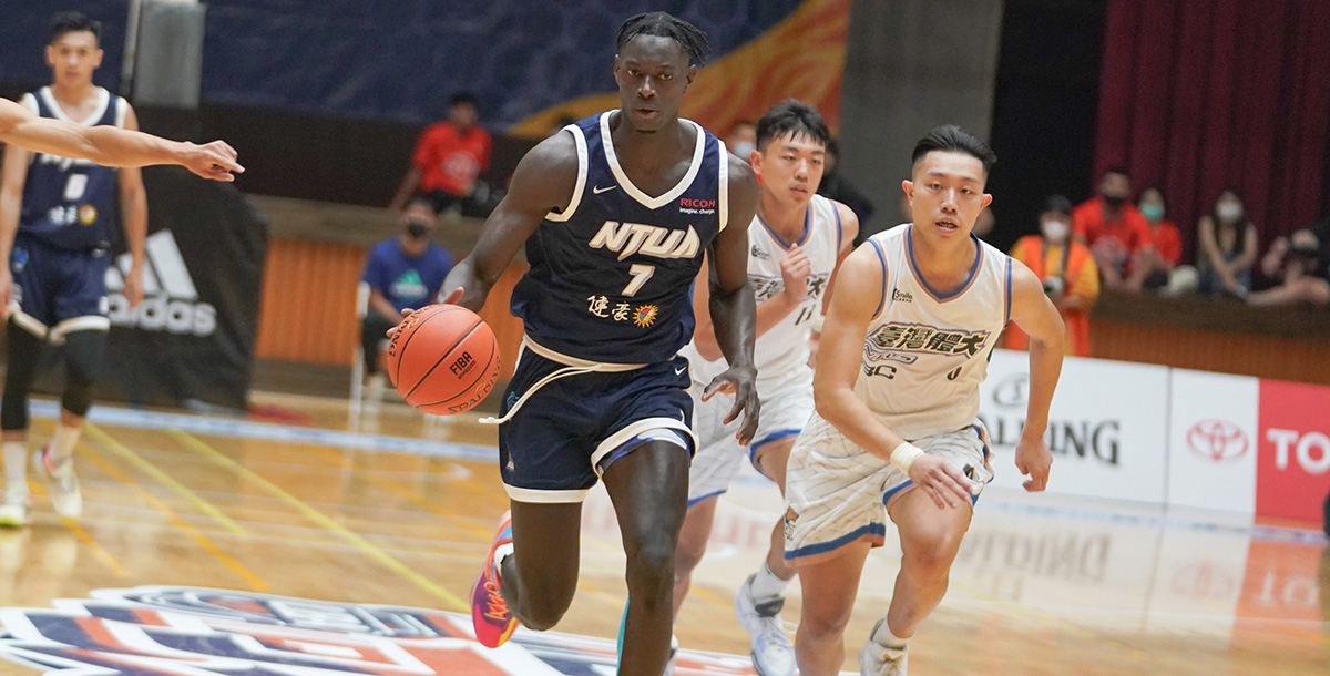 臺灣藝大阿拉薩22分22籃板,UBA個人生涯首次雙20。攝/大專體總