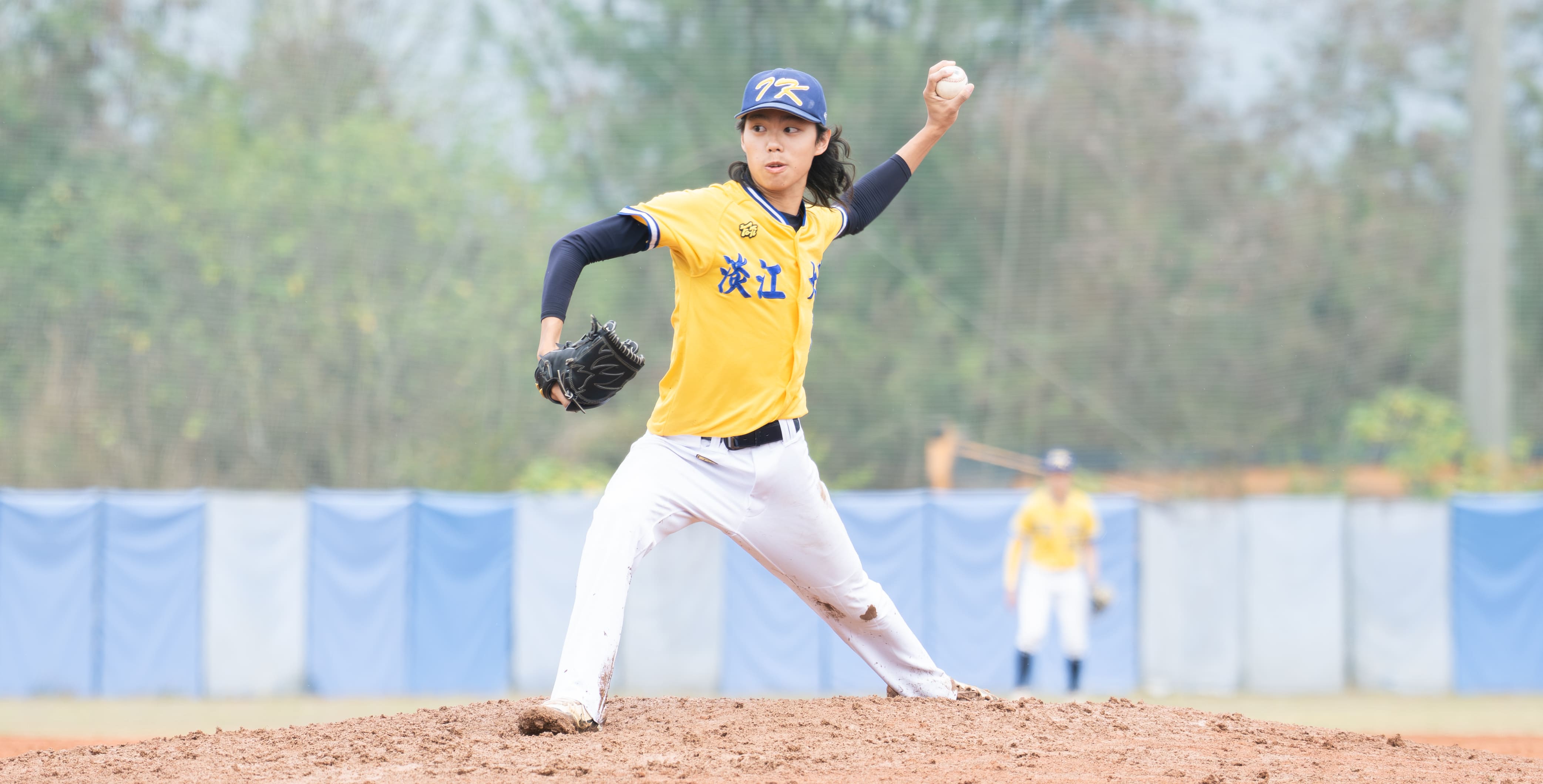 淡江先發投手李逸翔主投五局，飆出三次三振、僅失一分，穩定壓制對手打線。攝/黃斯筠
