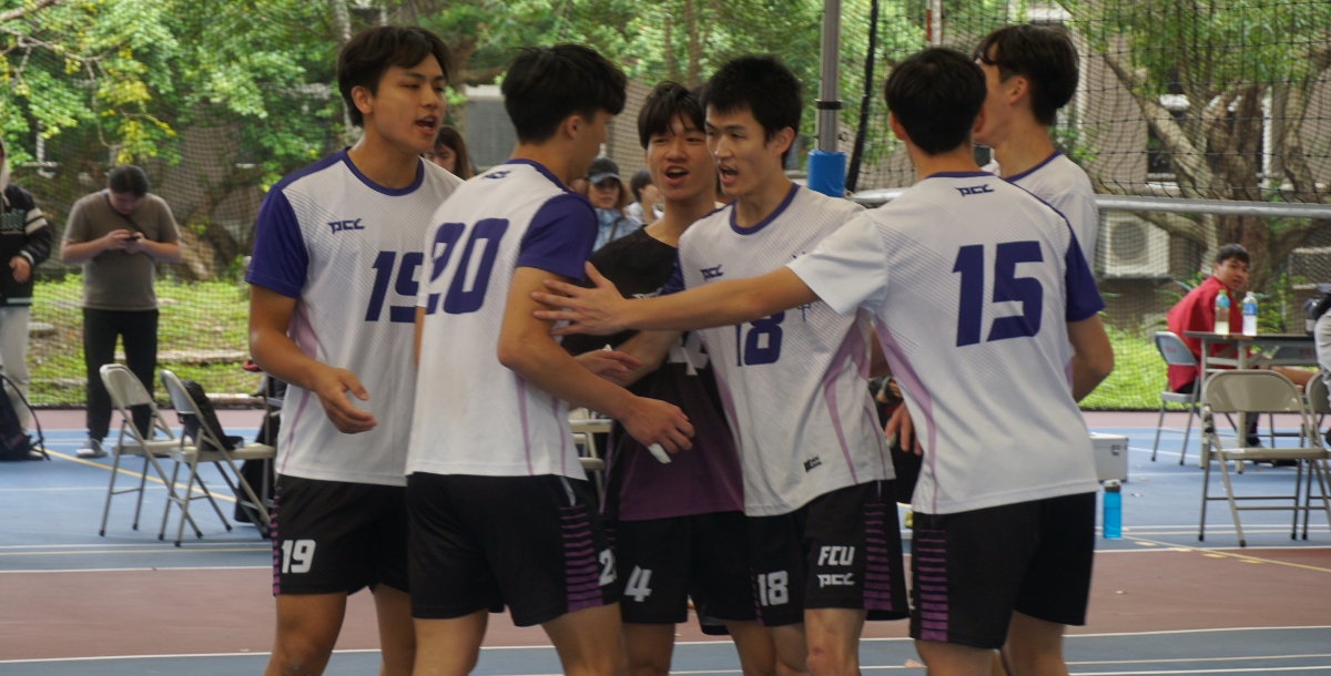 逢甲得分後團隊慶祝。 攝/游麗穎