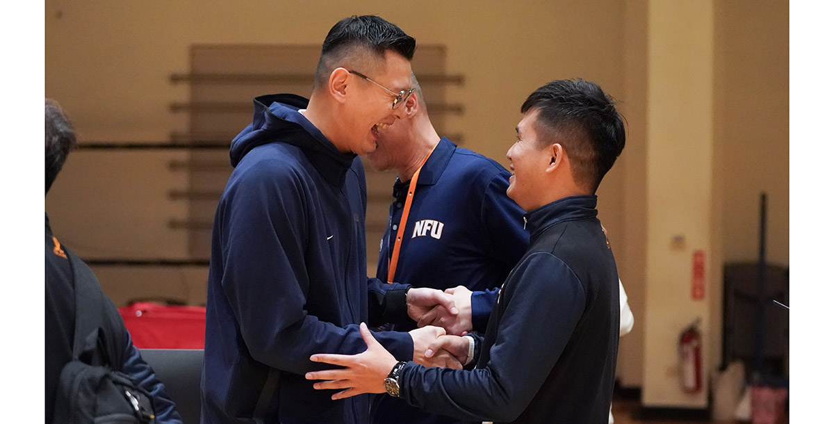 政大教練陳子威(左)與虎科教練盧譽誠(右)。攝/大專體總