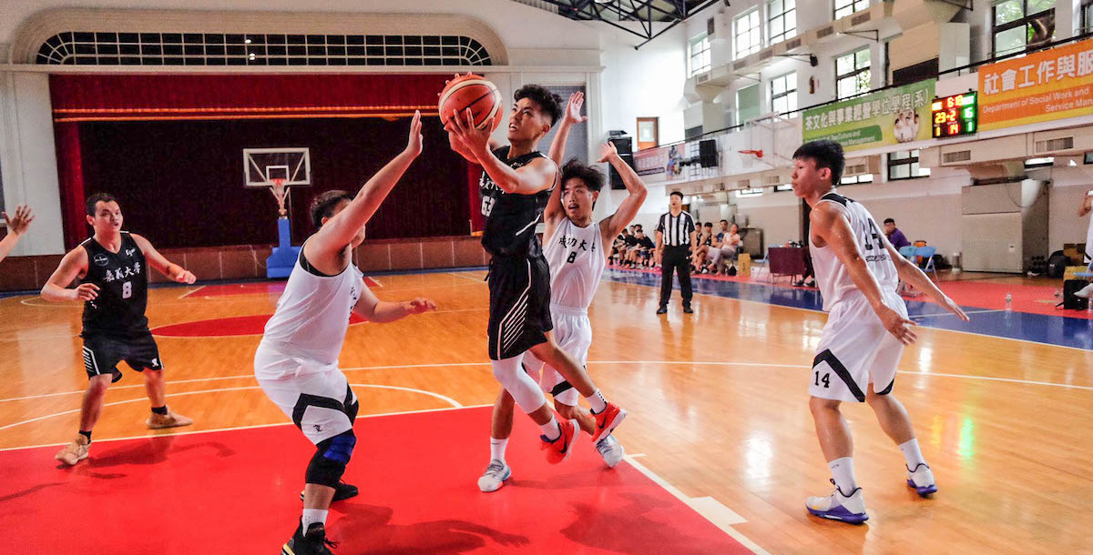 成大末節30秒逆轉局勢，拿下首勝。攝/劉宥慈