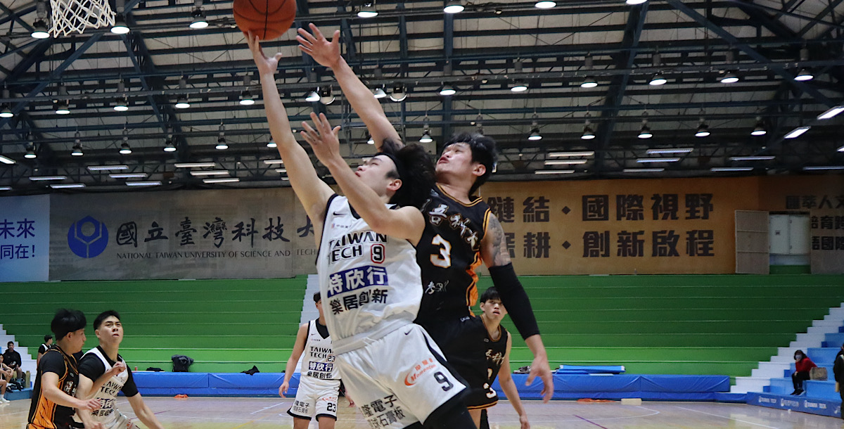 雙方在籃下激烈爭搶。攝/王朝麟