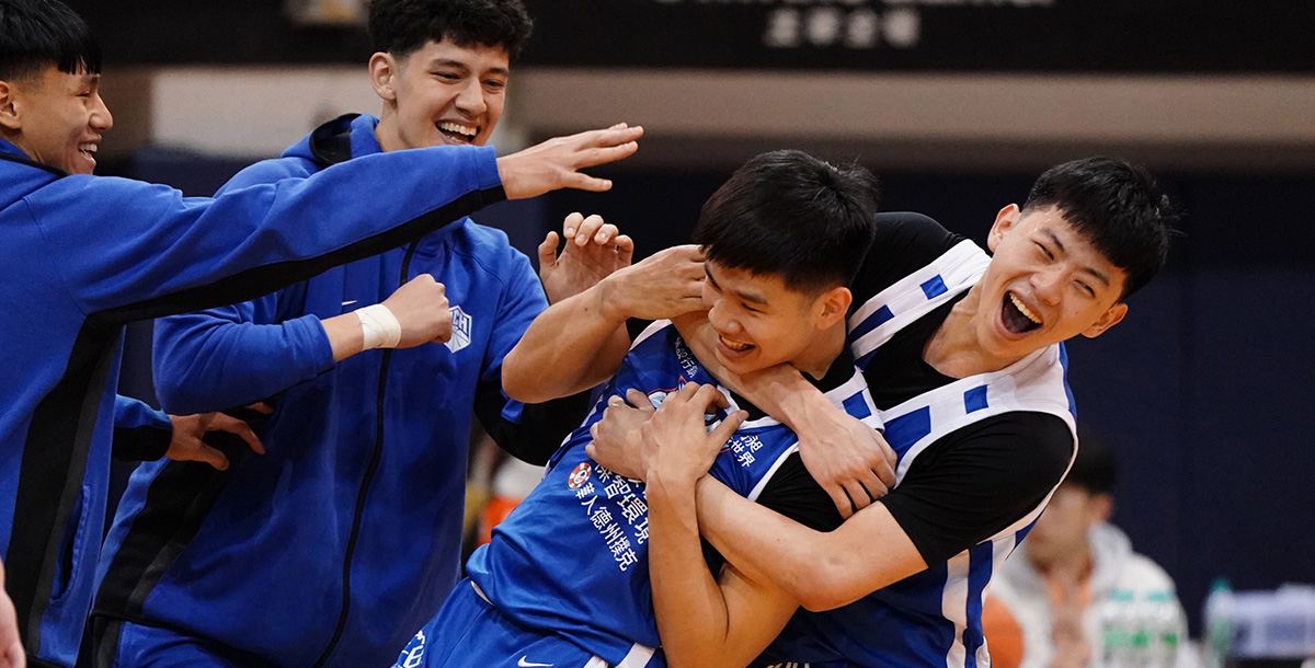 健行王鼎鈞（右2）延長賽投進絕殺2分球。攝/大專體總