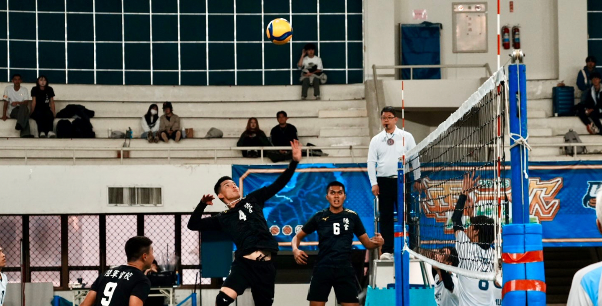 陸官陳俊瑋(4)重扣得分。攝／謝宇倫