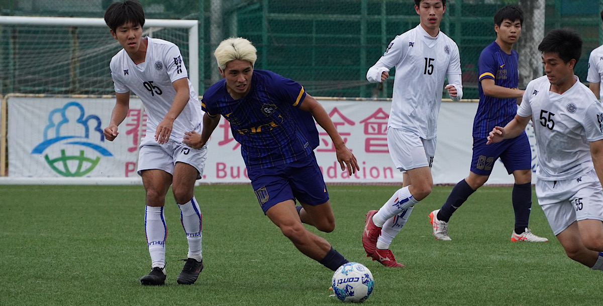 清華、輔大開局激烈爭球 。攝/王朝麟