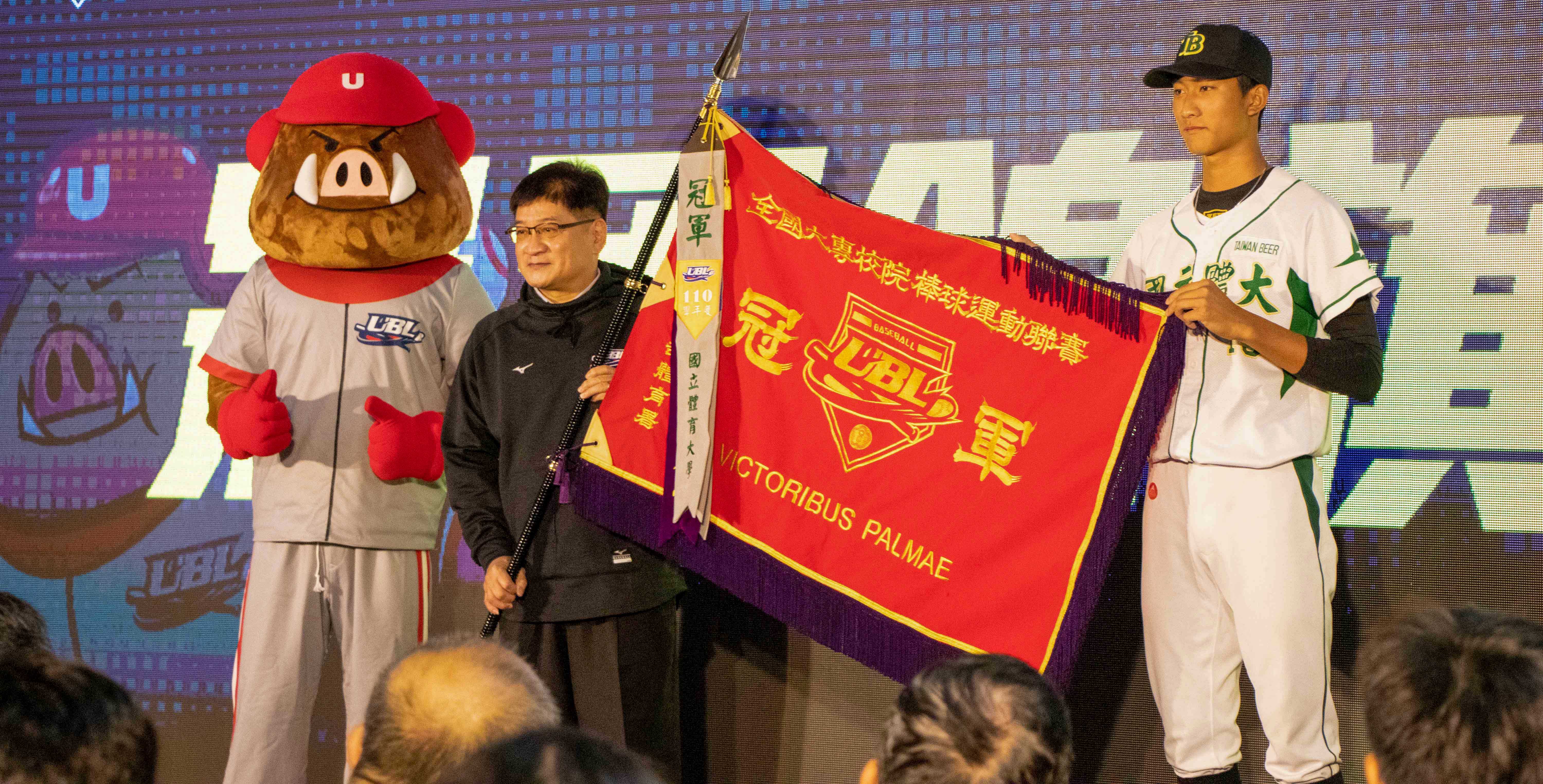 國立體大沙子宸（右）代表歸還冠軍錦旗，左為教育部體育署副署長洪志昌。 攝/林約慈