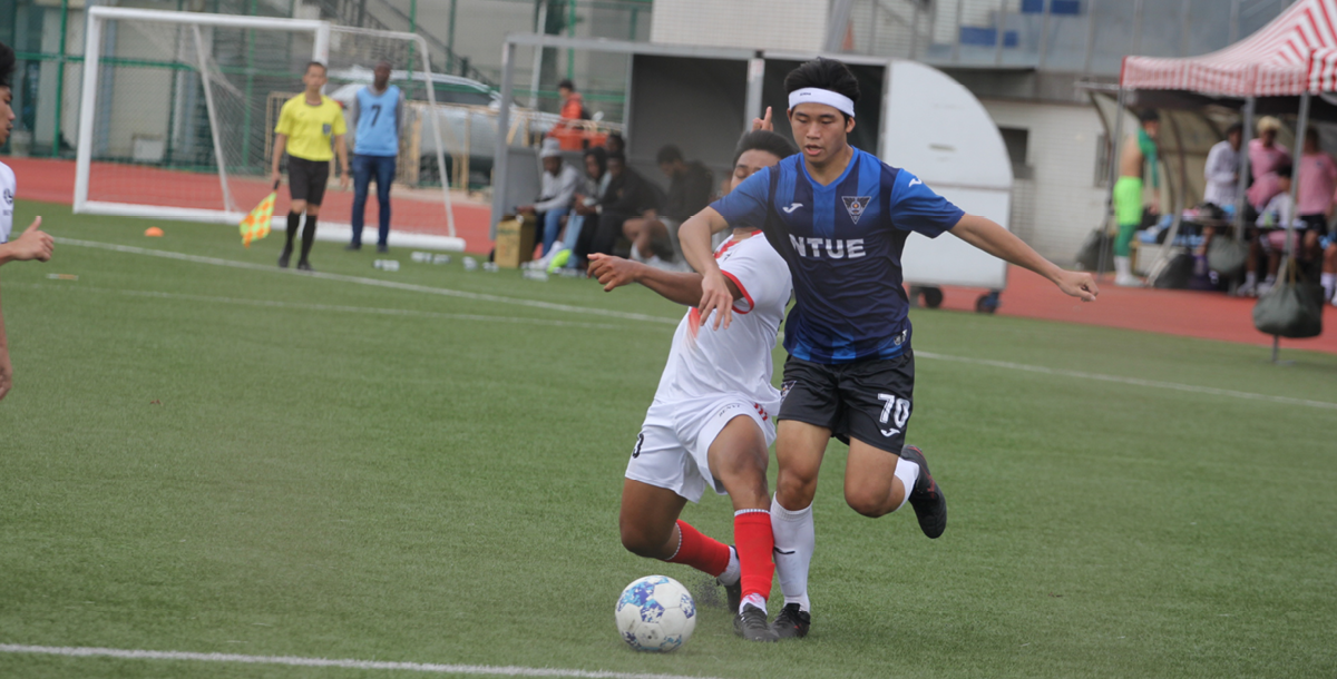 國北教邱聖丰(右)為球隊踢進本場第三球。 攝/陳葦澤