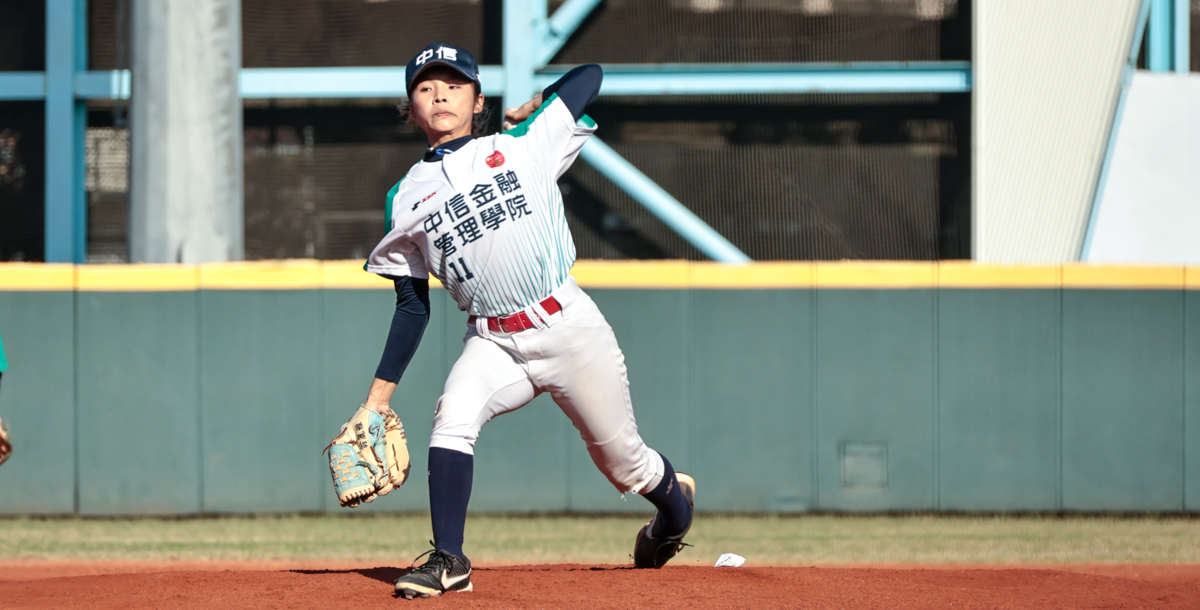 中信學院翁麗雅主投2.2局飆出5次三振。攝/林秀炘 (另開新視窗)