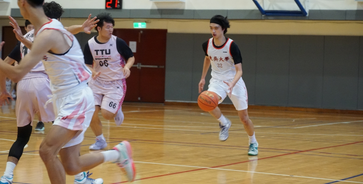 東吳陳品翔(右)帶動進攻。 攝/游麗穎 (另開新視窗)