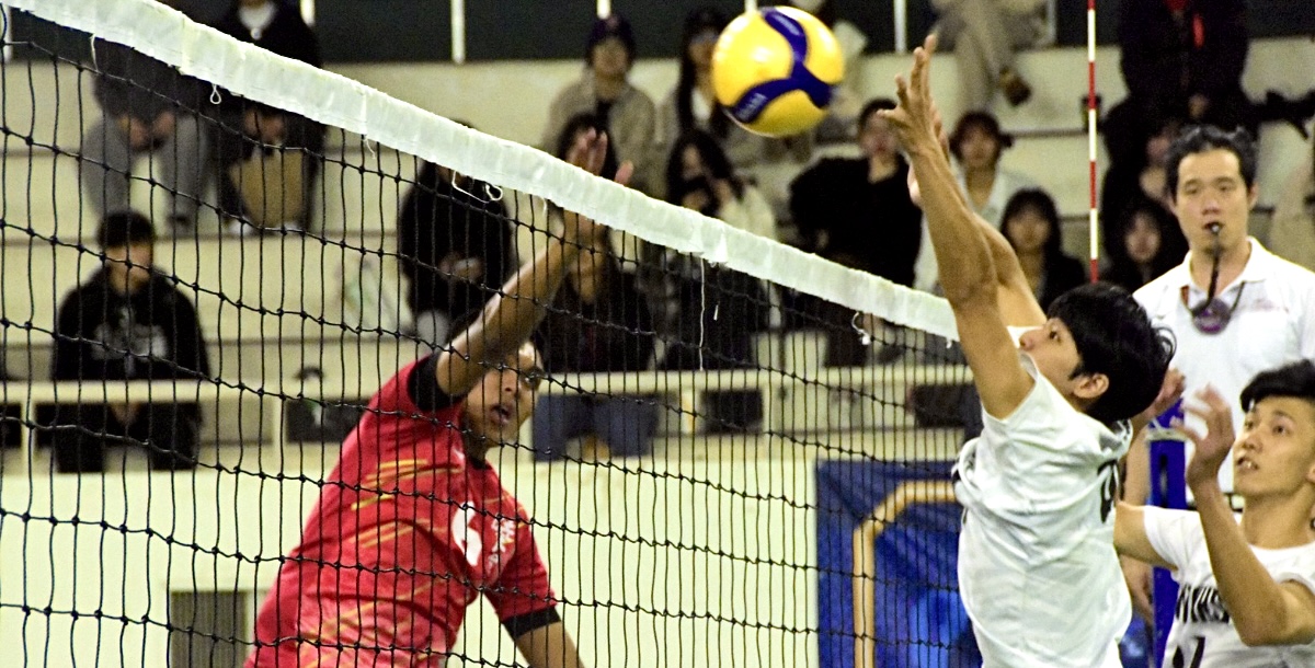 國北護（白）攔網封阻陸官進攻。攝/藍毓靜