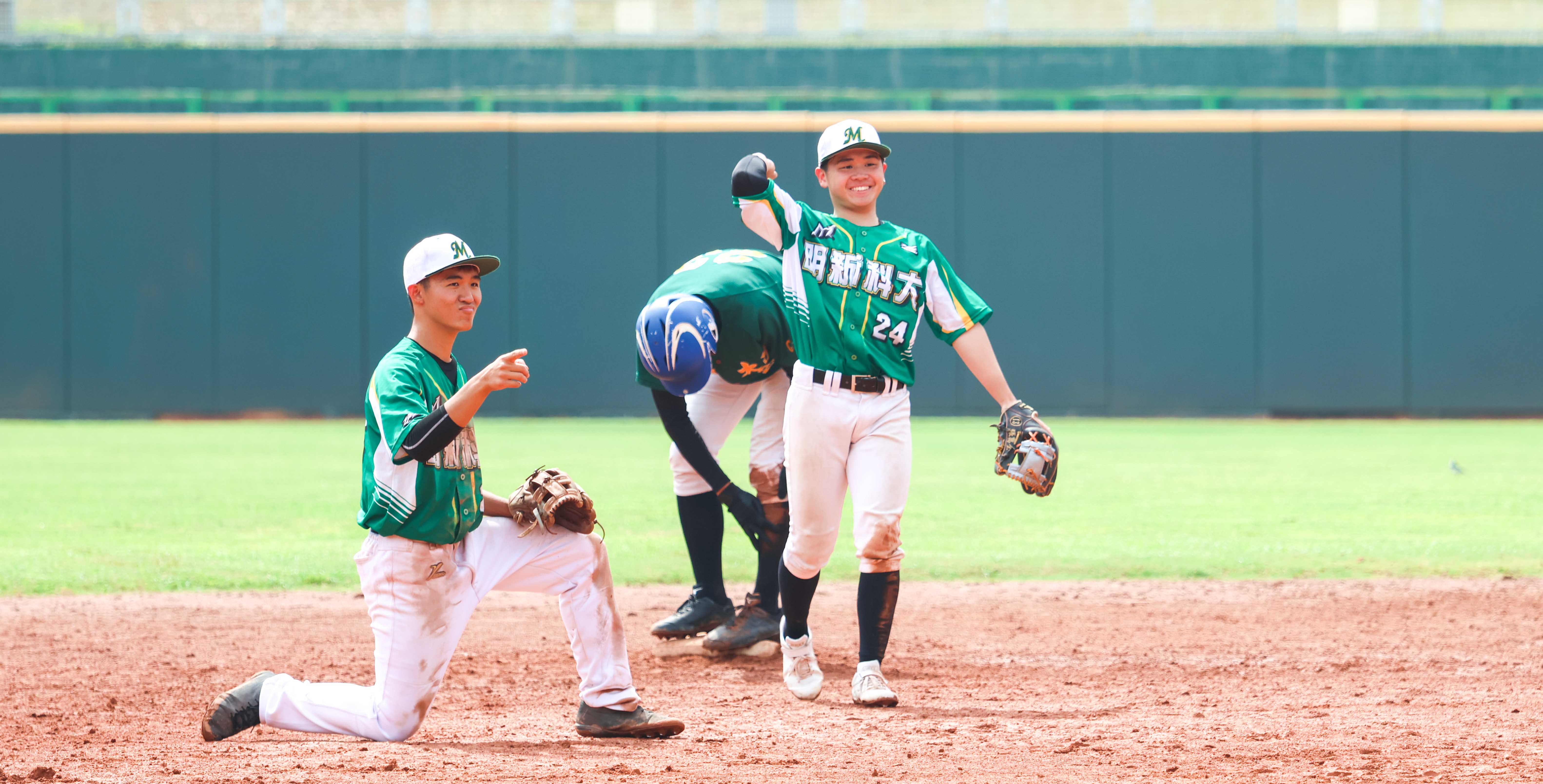明新李彥甫(左)與張喻翔(右)指向牽制成功的投手王心佑。攝／許靜玟 