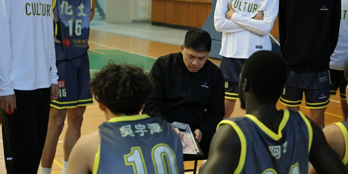 文化大學教練羅興樑布局防守戰術。 攝/李沛妮