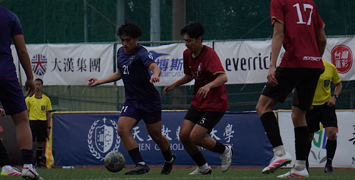 輔大與成大今在場上展開激烈爭搶。攝/王朝麟