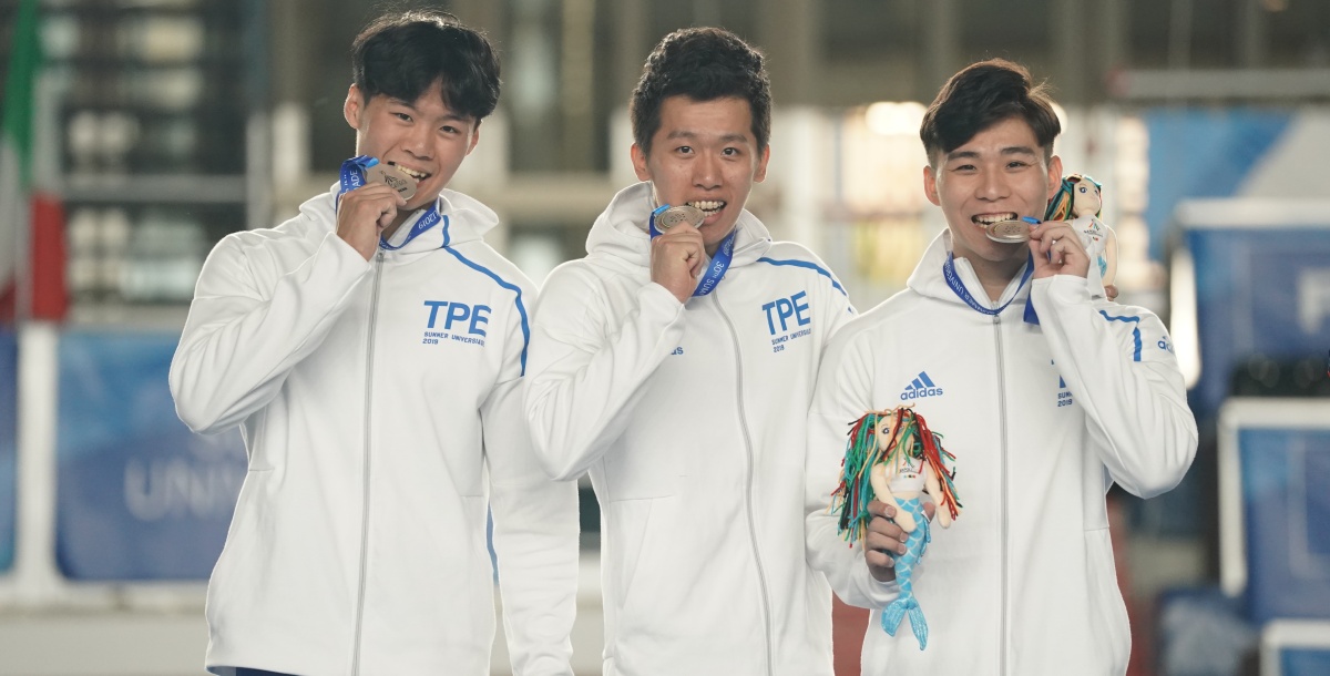 唐嘉鴻(左)、李智凱(中)、徐秉謙(右)合力拿下成隊銀牌。攝/大專體總