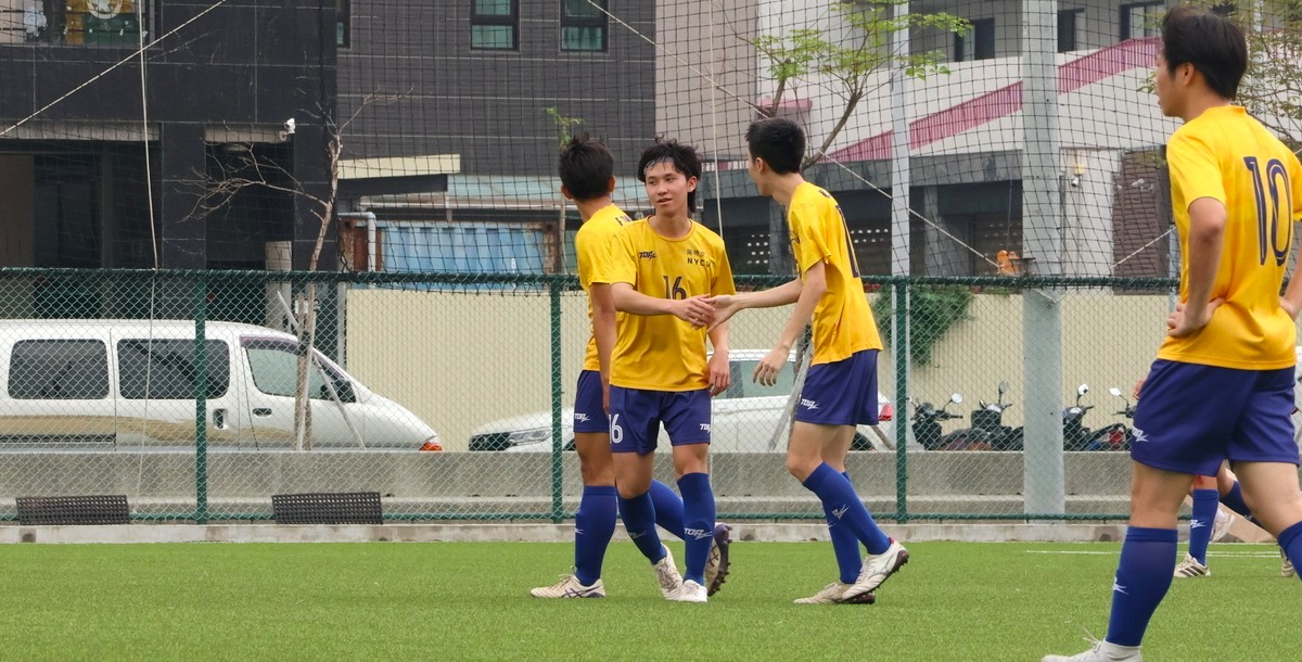 陽明交大蔣承諺(中)梅開二度助球隊奪勝。攝/陳冠頡