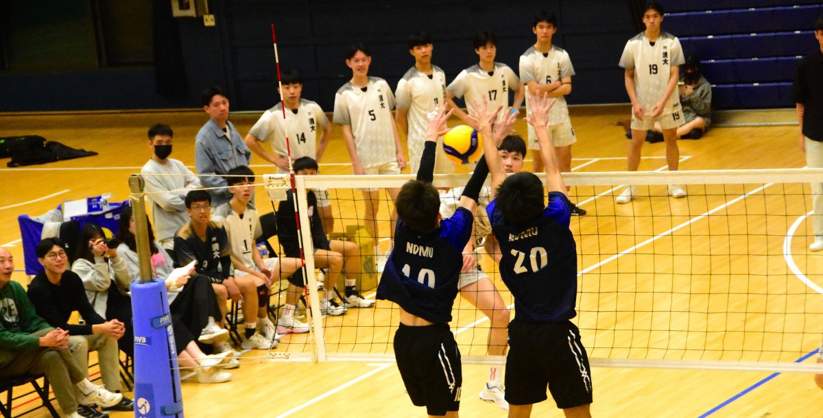 國防醫曾華廷、莊晉權雙人攔網。攝/藍毓靜