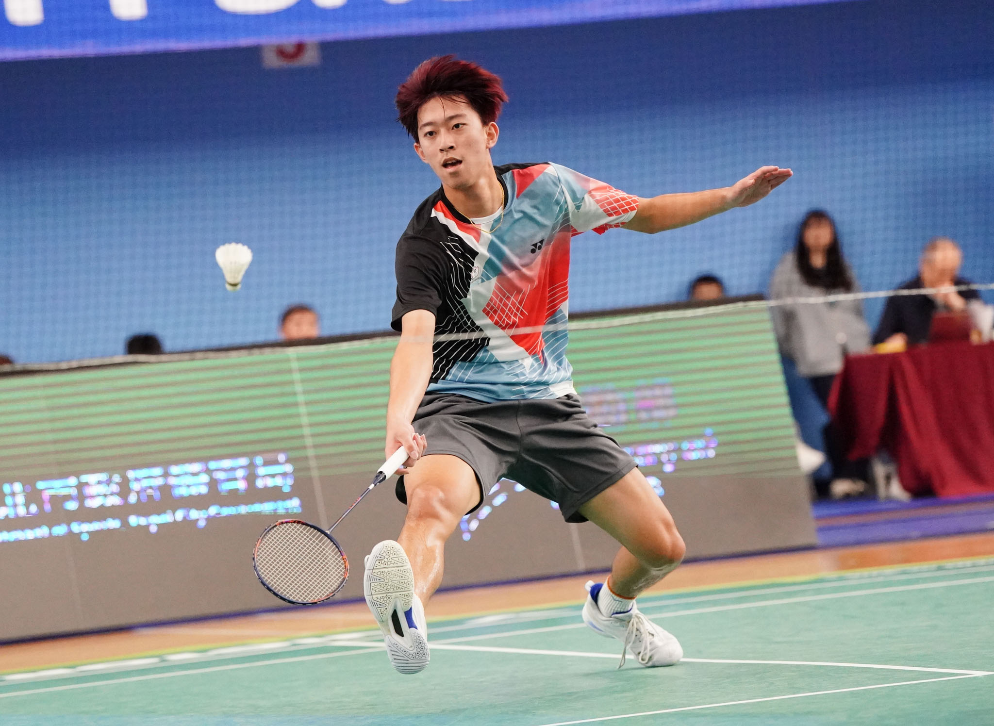 男單頭號種子郭冠麟連續兩戰驚險獲勝，順利晉級4強賽。攝/大專體總