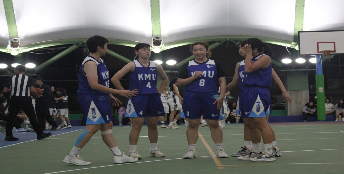 高醫在場上聚集討論戰術，制定接下來的迎戰策略。攝/潘立晏