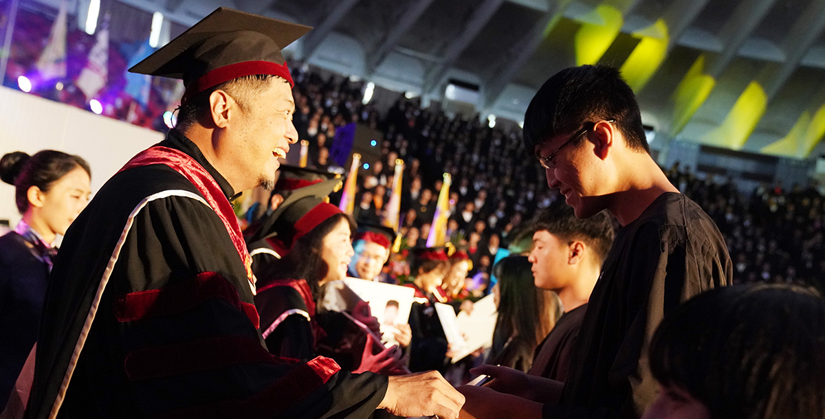 喬楚瑜成教育學院代表進行叩門禮，並獲頒學生證象徵正式成為輔大人。攝/大專體總