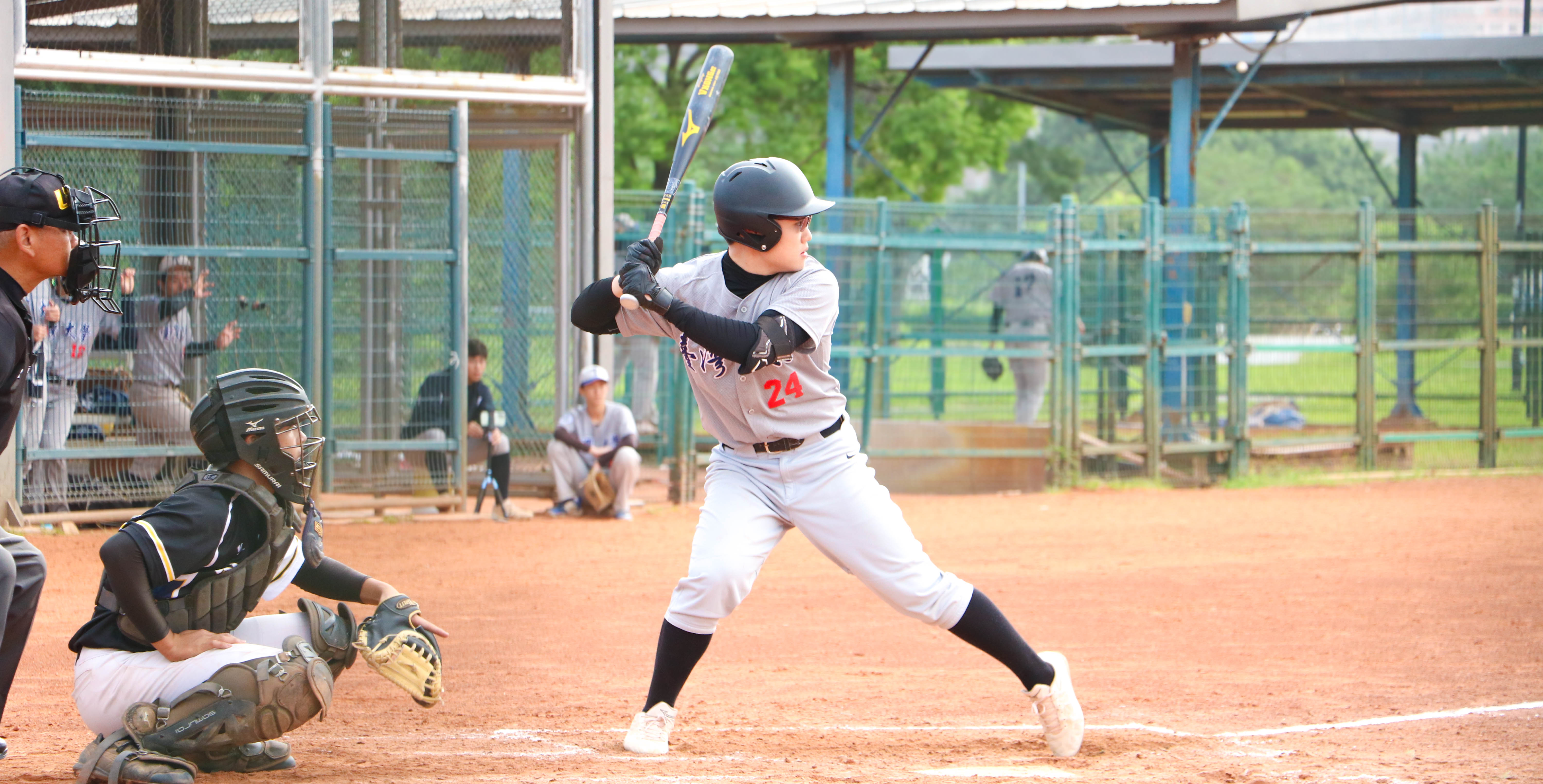 臺大翁林立於首局敲出二壘安打，並在對方失誤下直接回本壘先馳得點。攝/許靜玟