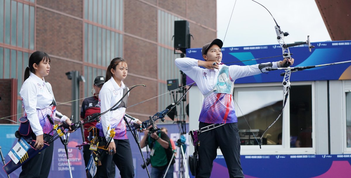 反曲弓女團風佑築（左起）、李采璇、郭紫穎摘銀。攝/大專體總