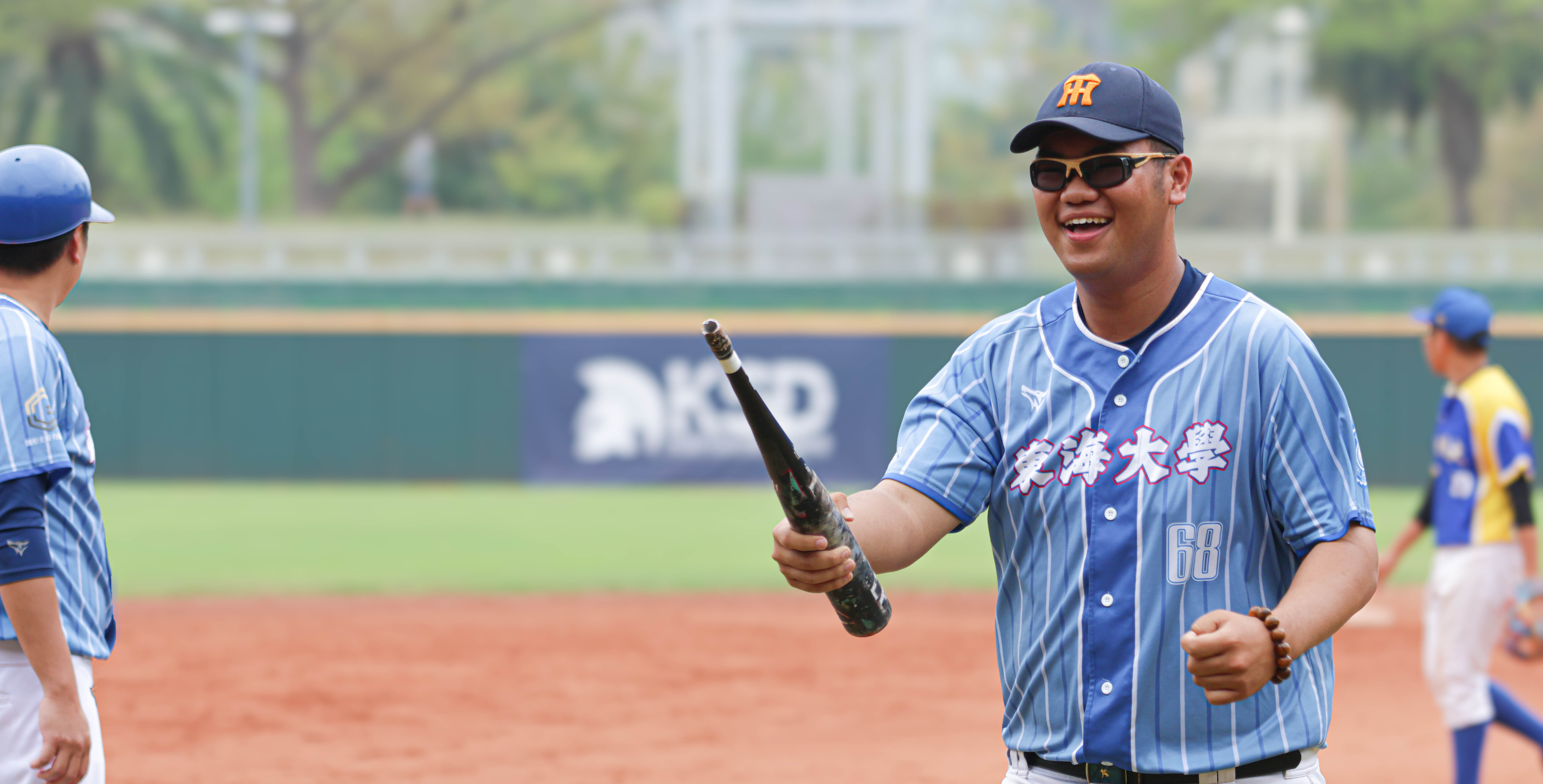 東海打擊手感超火燙！蔡士言擊球時打斷鋁棒。攝／許靜玟