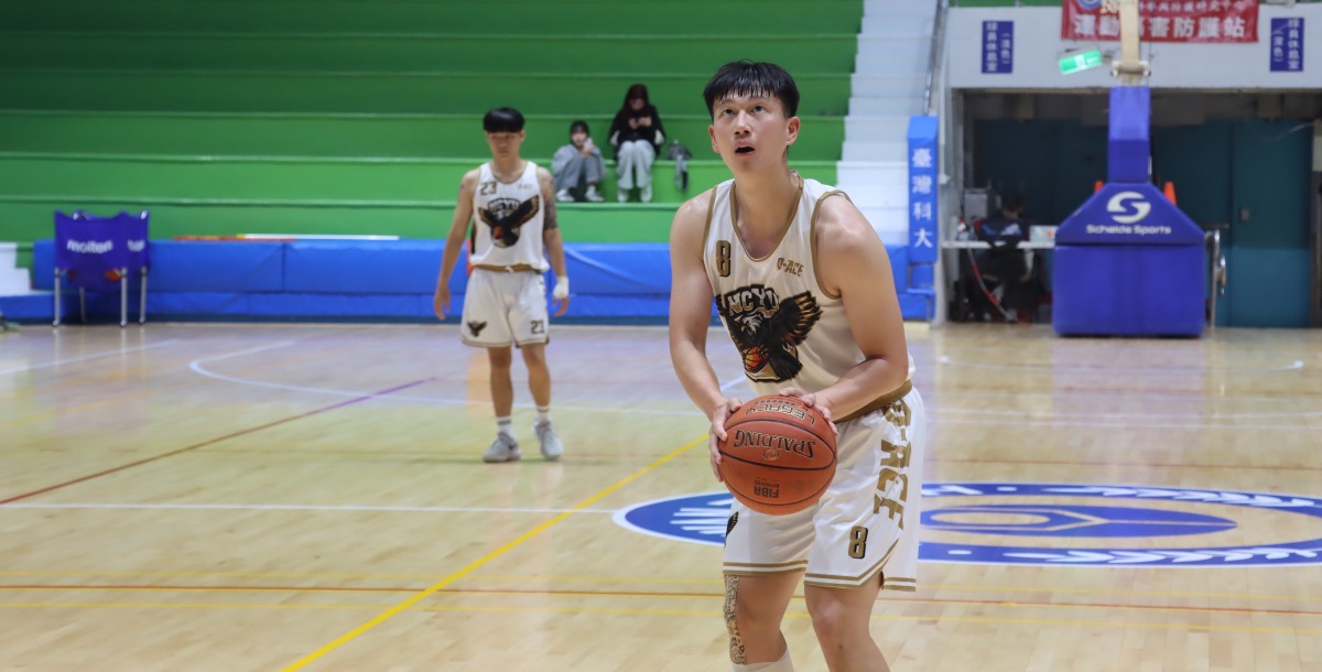 嘉大游凡頡大學生涯最終戰，力求表現，攻下全場最高14分 。 攝_劉亭寬