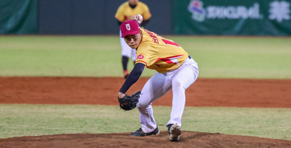 吳昕杰以下勾投球的姿勢，讓對手難以擊中球。攝/林秀炘