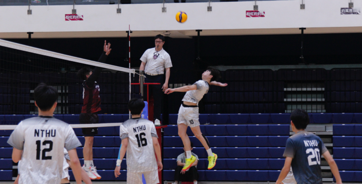 清大吳柏賢(白)攻勢猛烈，率團隊拿下分組一。攝/李沛妮