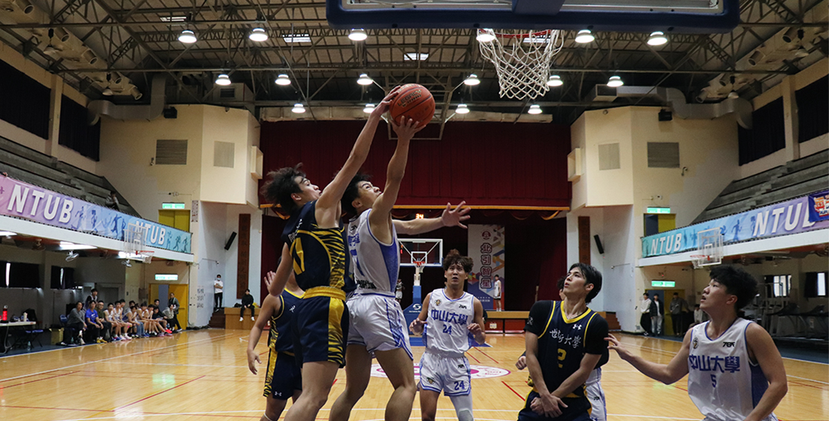 世新陳少宇(深)封阻對手上籃。攝／周孫磊