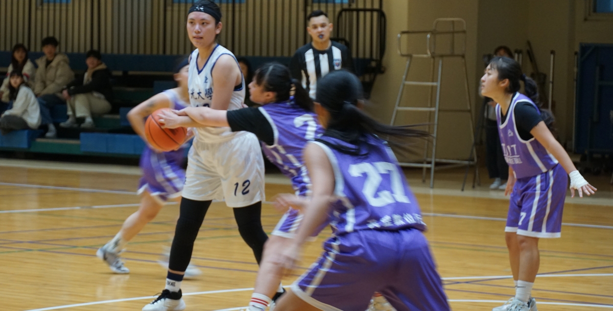 佛光(白)吳馨慧掌握大量籃板，表現亮眼。攝/游麗穎