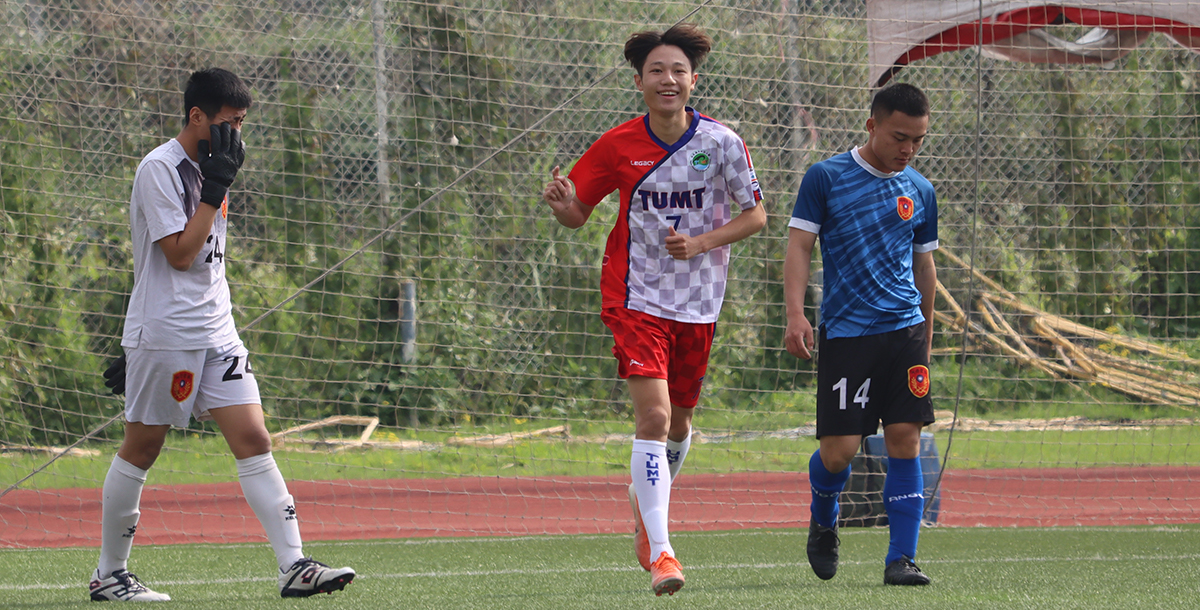 台北海大前鋒余昆哲（右2）踢下球隊第2分。攝/施芸