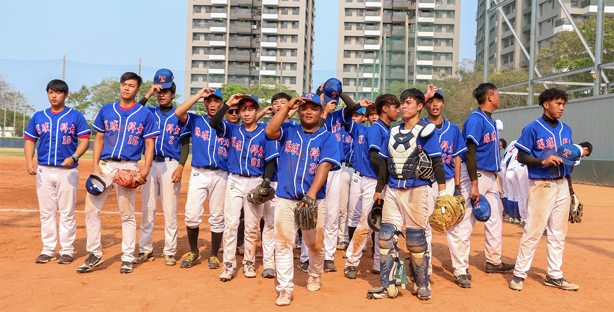 環球慶祝勝利脫帽致意。攝_陳俊廷。