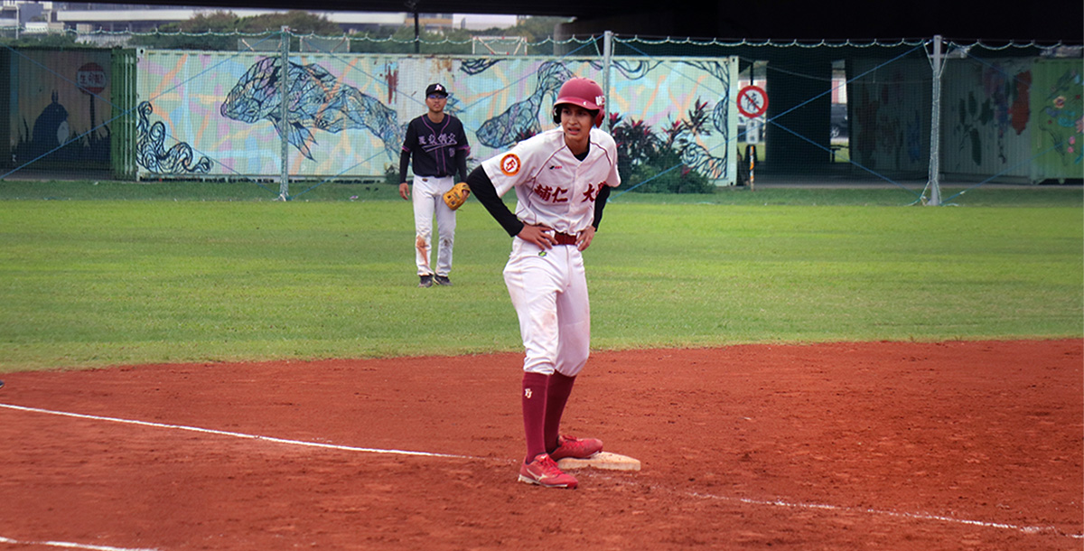 輔大蔡杰宇（白）跑回致勝分。攝／周孫磊