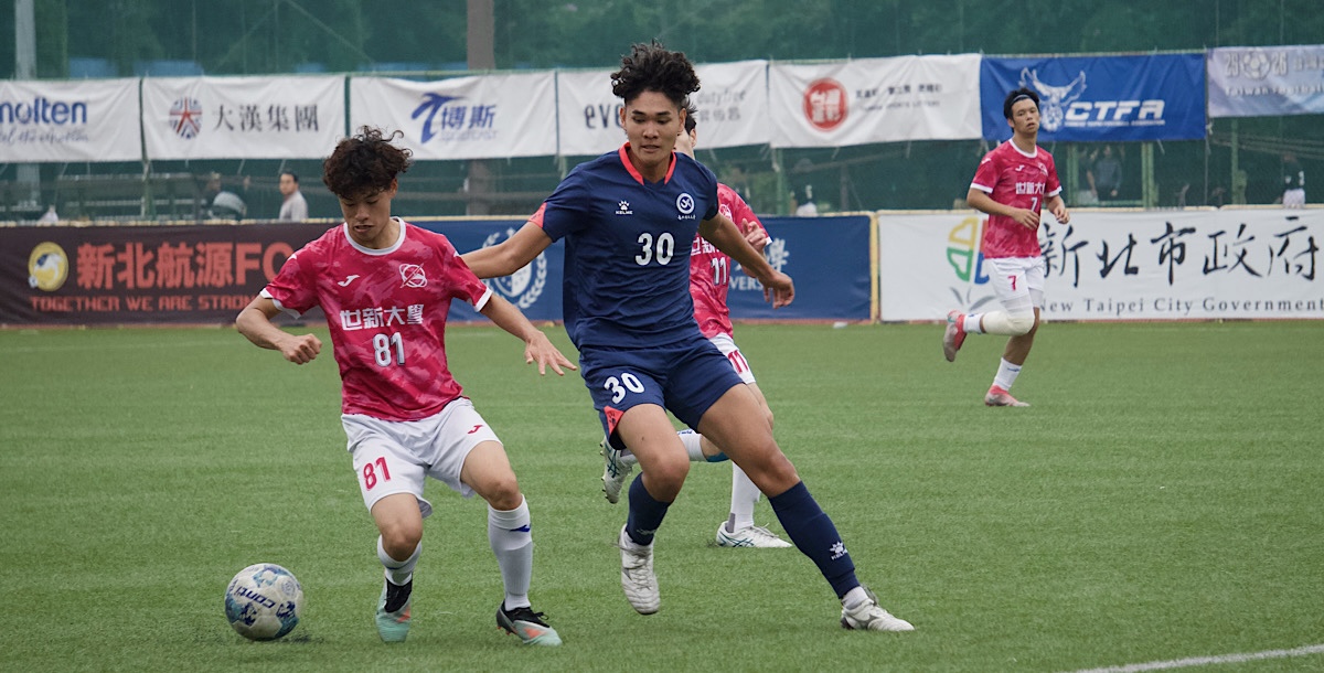 北市大胡仲德(藍)開賽無懼對手，積極爭搶控球權。攝/孫千筑
