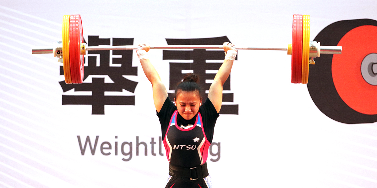 國體大霸澤昂·依邦挺舉101公斤破大會紀錄。攝/許喬茵