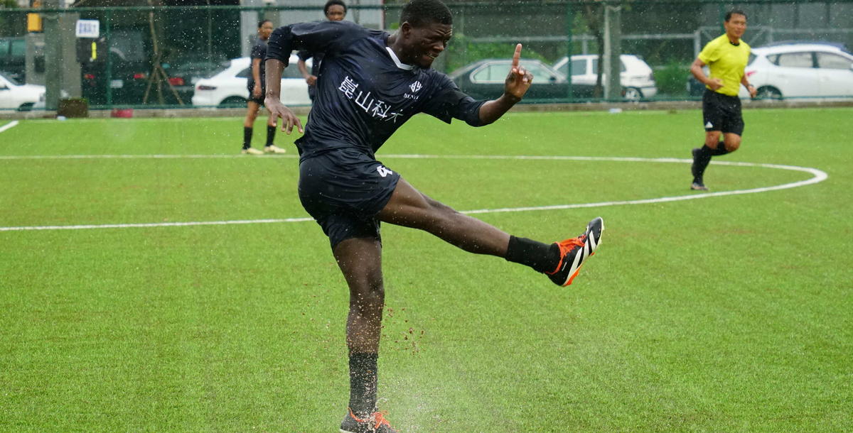 崑山隊長藍咨在雨中奮戰。攝/林昱丞