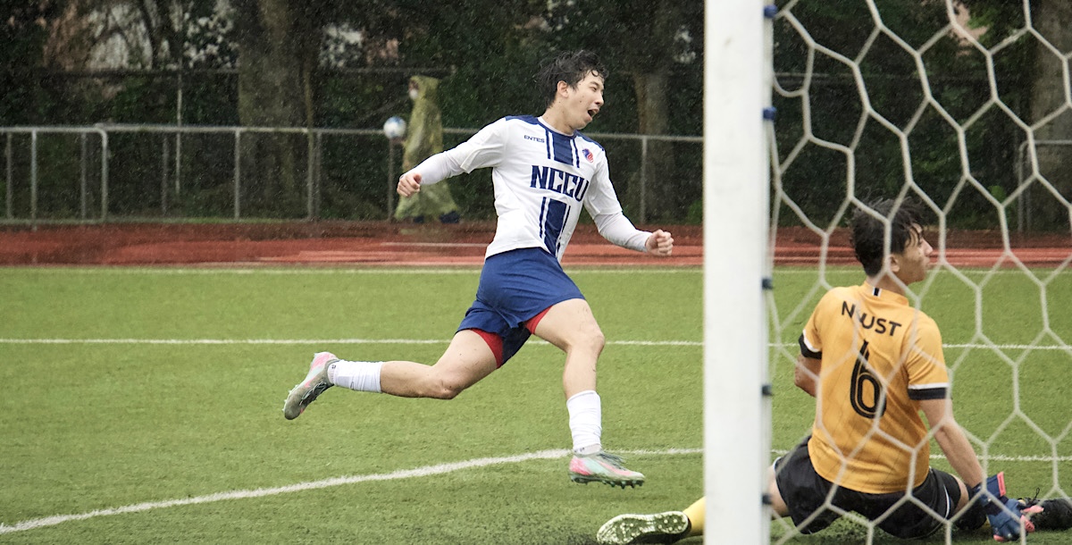 政大黃彥誠梅開二度，雨再大也澆不熄他的拼勁。攝/孫千筑