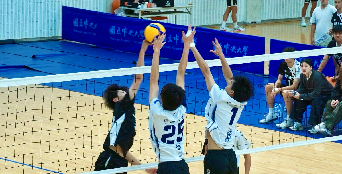 中正雙塔攔網，助隊拿下勝利。攝/巫騏安