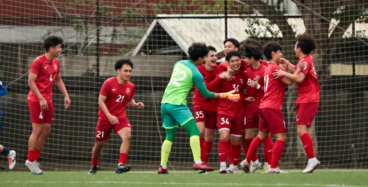 輔大蔡季倫進球，全隊興奮相擁慶祝。攝/林秀炘