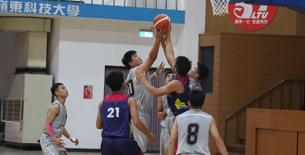 中州林建安及修平王為弘力拼籃板,終場中州以63:48奪勝。攝/陳亭蓁