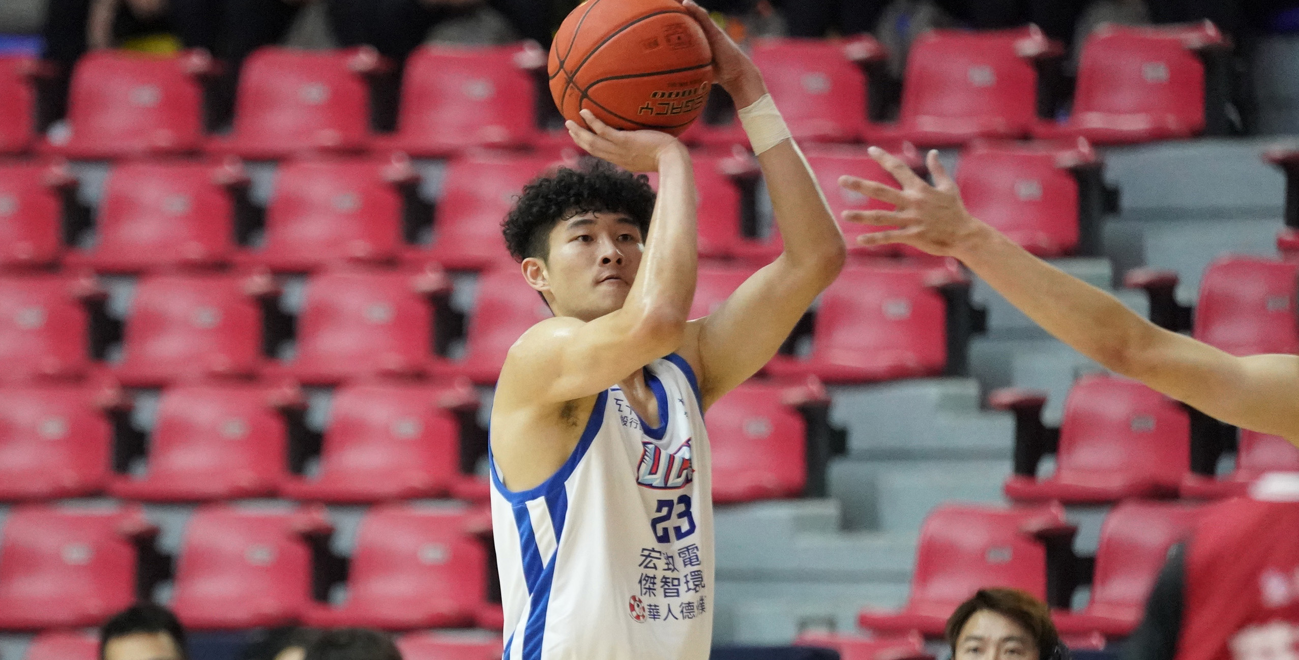 健行科大陳威宇用8記外線攻下全隊最高24分，另有4抄截。攝/大專體總