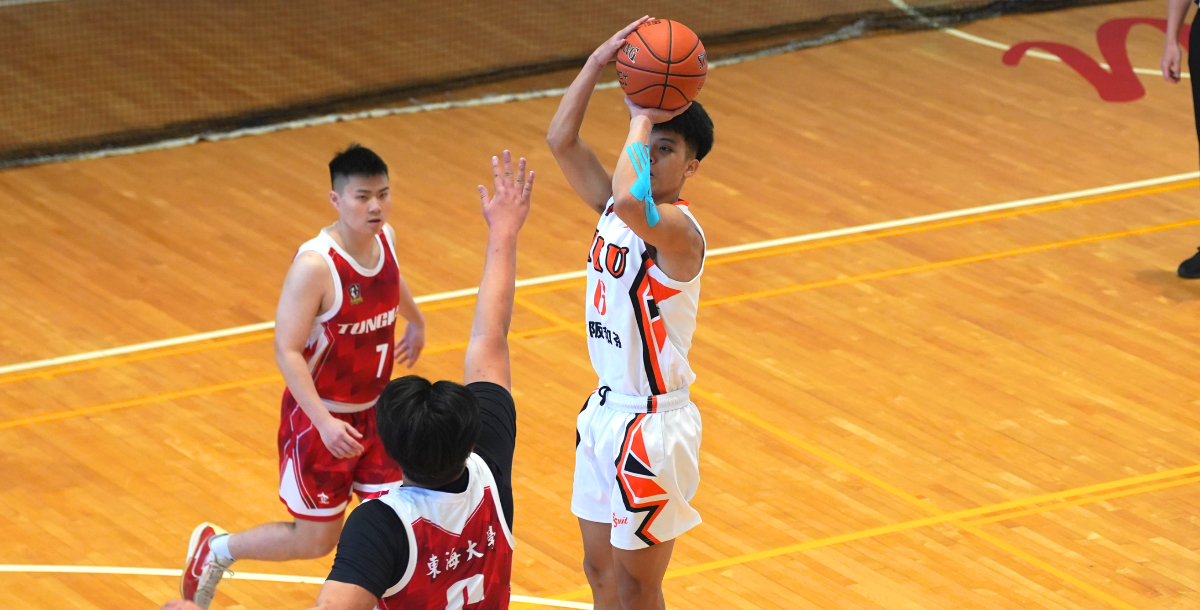 弘光隊長蔡秉翰（白）攻下15分領隊取勝。攝／施浚璿