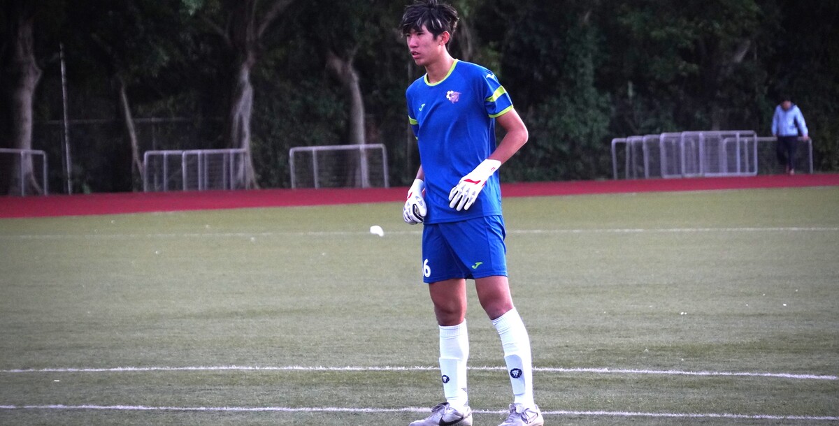 城市科大守門員許誠展擋下點球後 親自操刀城市科大的第一點。攝／葉怡昕
